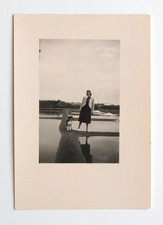 Femme sur un pied chien marais