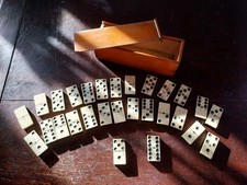 BEAU JEU DE DOMINOS ANCIEN