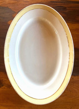 Grand plat ovale Pillivuyt en porcelaine blanche filet jaune et liseré or 1960