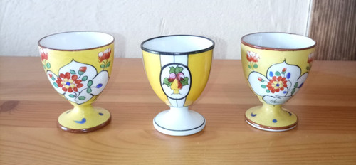 Trois coquetiers porcelaine - en,