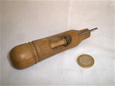 ANCIEN OUTIL DE CORDONNIER BOURRELIER SELLIER AVEC POINCON ET BOBINE DE FIL