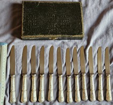 12 couteaux à fromage à feuillage & fleurs  Métal argenté & lames inox + coffret