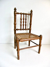 CHAISE DE POUPEE ANCIENNE EN BOIS TOURNÉ ASSISE CANNÉE ÉPOQUE 1900 - Ht 37,5 cm