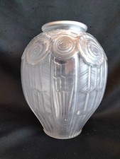 Hunebelle / Vase en verre pressé moulé satiné / Modèle Etrusque / Art Déco
