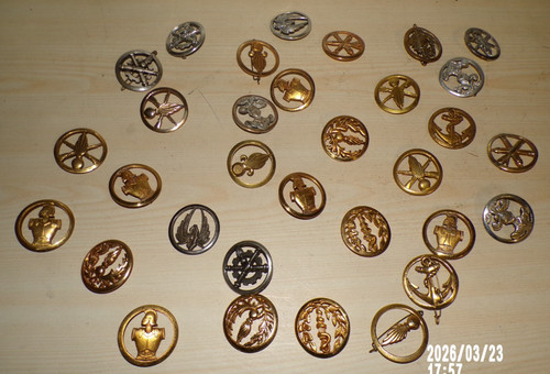 Lot insignes pour berets - insignes,