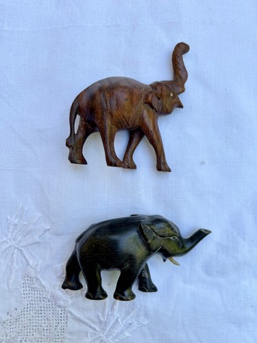 Deux petites figurines