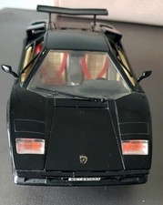 LAMBORGHINI COUNTACH 1988 noire au 1/18 d BURAGO voiture miniature de collection