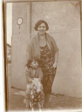 PHoto près bouche d'incendie AG 9 L'enfant sur son jouet cheval A identifier