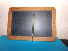 ANCIENNE ARDOISE ECOLIER EN BOIS  18/26CM MARQUE CAMEL  AVEC SON PORTE  DETAILS