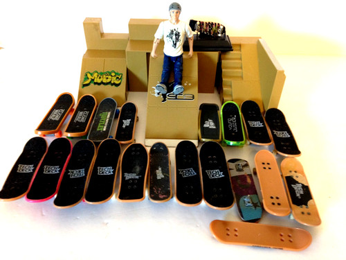 Tech deck finger - finger, skateboard