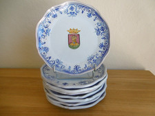 HUIT ASSIETTES PLATES FAIENCE TALAVERRA DECOR ARMOIERIES DE TOLEDE Lot 3.
