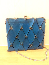Sac vintage cuir bleu avec anneaux métal – style années 70 Rabanne