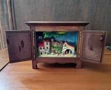 Crèche provençale miniature 1940 dans meuble en bois – Santons artisanaux – Élec