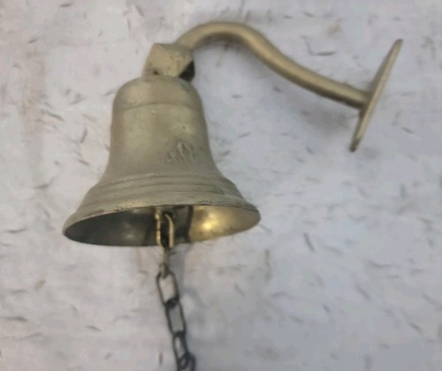 Ancienne cloche porte à - porte,
