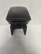 Accoudoir central avant –