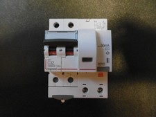 DISJONCTEUR  C-32 A  + BLOC