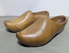 Paire de sabots anciens en