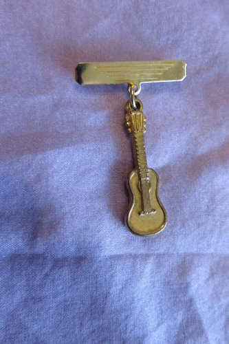 Ancienne broche avec guitare - avec,
