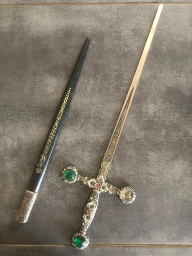 Jolie épée décorative