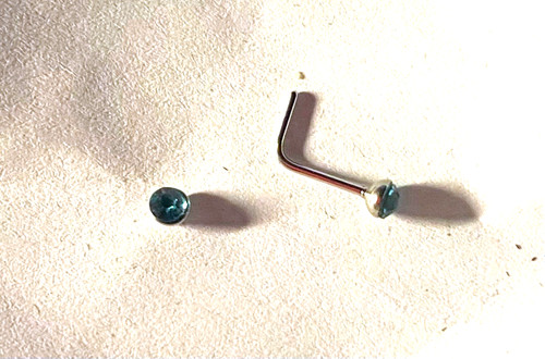 Piercing angle droit nez - a,