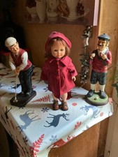 manteaux   poupee marie francoise  avec le beret rouge voir la robe