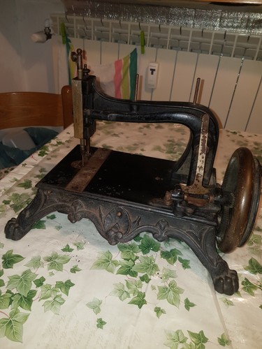 Ancienne machine coudre - à,