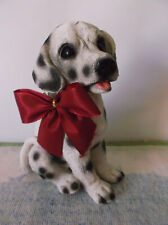 STATUE D'UN PETIT CHIEN DALMATIEN - EN PLÂTRE / RÉSINE - EN BON ÉTAT