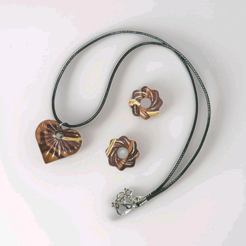 Collier pendentif cœur marron