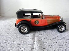 Magnifique voiture en tôle et