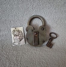Ancien cadenas en métal 1