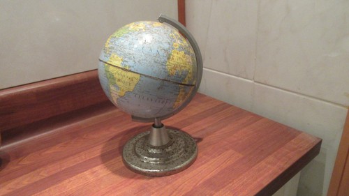 Globe terrestre ancien - , en