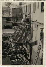 OLD PHOTO - VINTAGE SNAPSHOT - WORK SITE SCAFFOLDING PERCHED - WORK