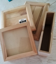 LOT DE CADRES VITRINE ET PORTE