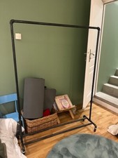 Tringle à vêtements de style industriel en tube d'acier galvanisé avec roulettes