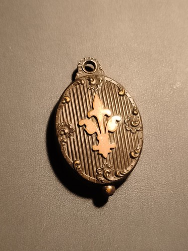 Pendentif ancien boîte ovale