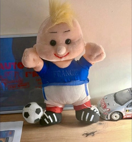 Peluche bébé footballeur