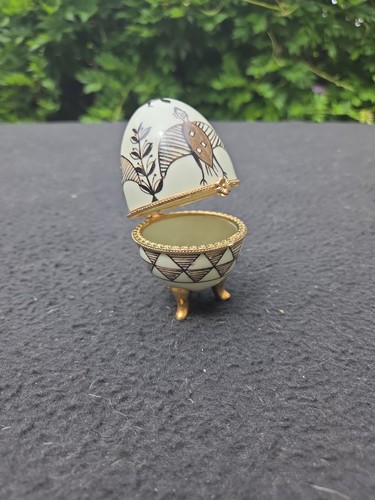 Oeuf en porcelaine pilulier