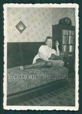 SEXY GIRL PROSTITUTE WHORE NYLON STOCKINGS POSING SMOKING CIGARETTE Photo 30s