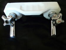 ancien robinet sur étagère