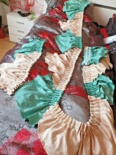 Rideaux et porte-à-faux vert