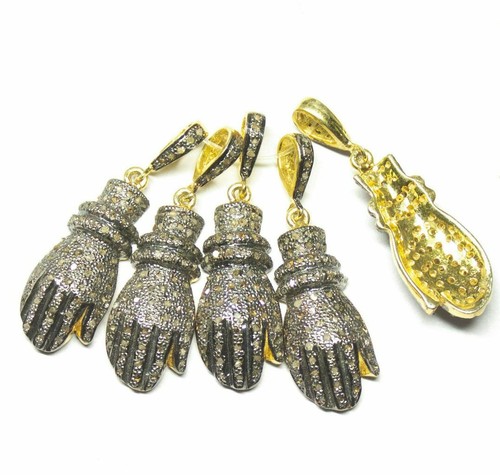 Pendentif main pavée avec
