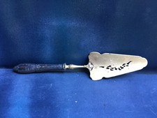 ANCIEN PELLE A GÂTEAU CISELÉ