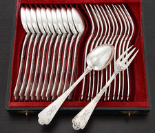 PUIFORCAT :  Ménagère 12 Couverts de Table en Argent massif mod. "Fer de Lance"
