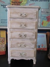 Petit meuble de poupée