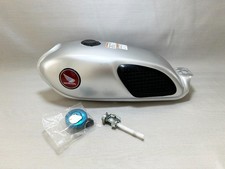 Réservoirs d'essence complets