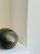 vase boule en grès signé