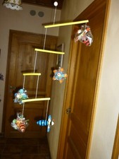 mobile bébé en bois et plastique à suspendre très coloré 5 abeilles haut 68 cms