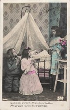 CP ENFANTS PRIANT PRES BEBE