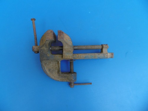 Ancien etau tout metal - en,