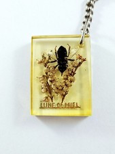 KEYCHAIN - Resin Inclusion - "HONEYMOON" Bee and Flowers - Vintage